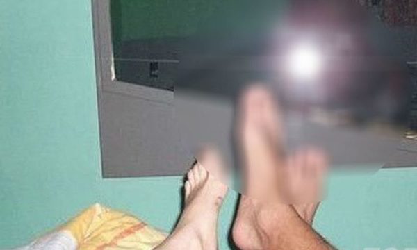 Hombre le sacó fotos desnudo a su amante arriero luego le amenazó con mostrarle a su esposa