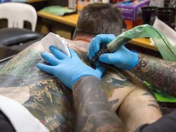 Crónica / Plasman en la piel a sus “ángeles” en pandemia