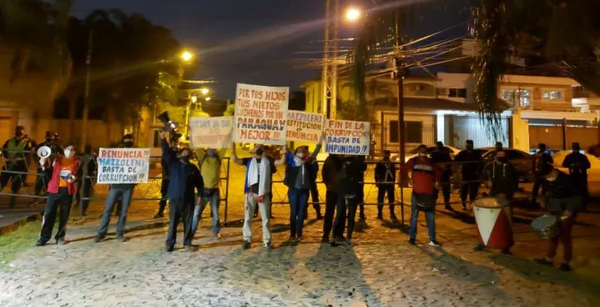 Manifestantes escrachan a Mazzoleni por supuesta sobrefacturación - Noticiero Paraguay