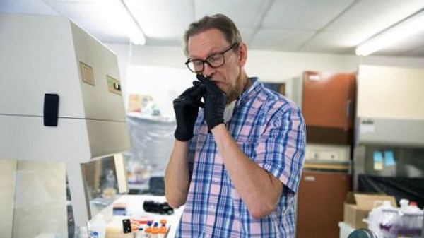 Estos científicos se están aplicando vacunas de fabricación casera contra el coronavirus