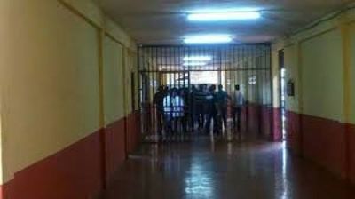 Lujos de un reo tumban a director de cárcel regional