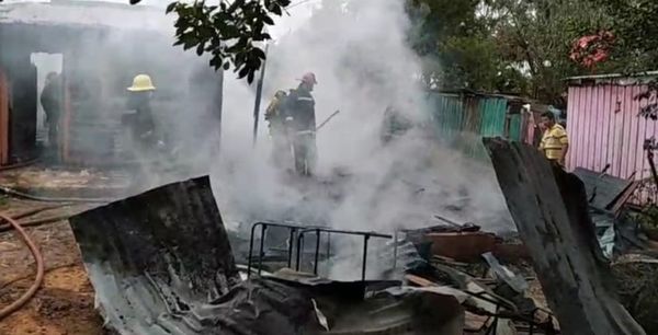 Incendio consume totalmente una vivienda de Coronel Oviedo - Noticiero Paraguay