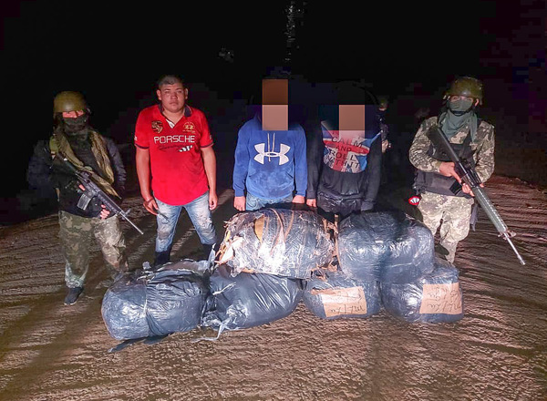 Detienen a tres personas con fardos de ropas