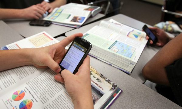 Preocupa vulnerabilidad de privacidad de chicos con envío de fotos y videos para tareas