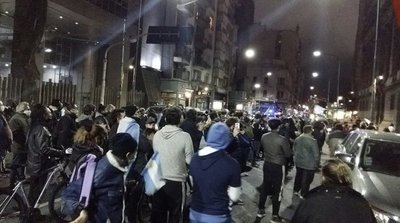 Manifestación frente al Congreso argentino contra la sesión virtual que llevó adelante el oficialismo en Diputados » Ñanduti