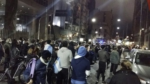 Manifestación frente al Congreso argentino contra la sesión virtual que llevó adelante el oficialismo en Diputados » Ñanduti