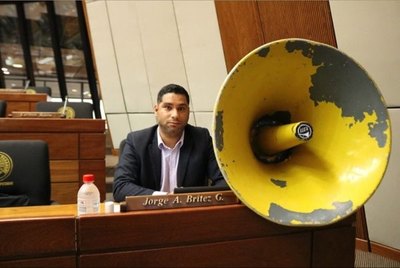Crónica / (VIDEO) Diputado se presenta con feroz parlante para que se escuche su reclamo
