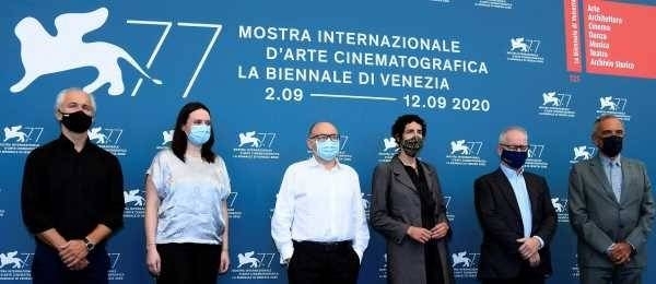 HOY / La Mostra se blinda contra el virus y cambia el perfume por el desinfectante