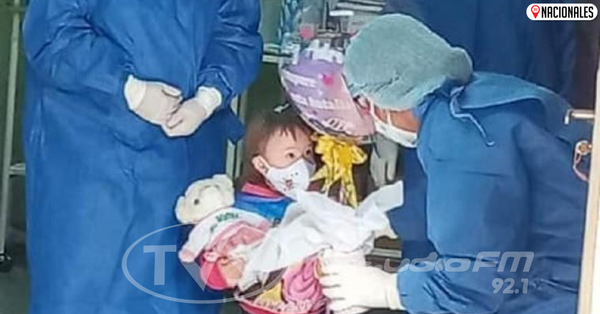 Tierna campeona: beba de 2 años venció al coronavirus y fue dada de alta