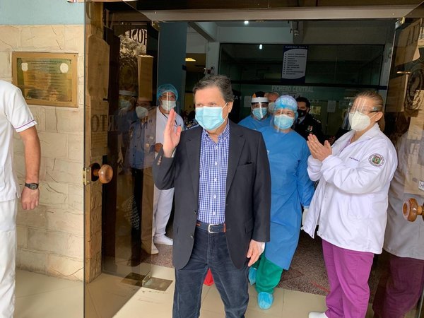 Crónica / “Tío Euclides” recibió su alta luego de combatir al virus vai