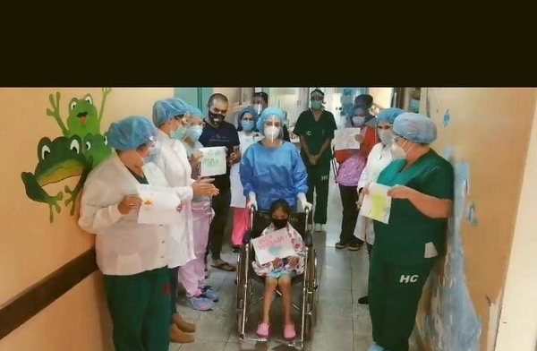 HOY / Niña de 5 años recibe alta médica tras 10 días de tratamiento contra Covid-19