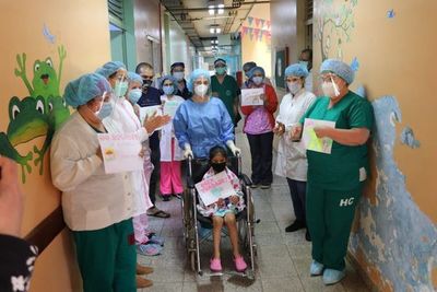 Dan de alta a niña de 5 años que superó al Covid-19 en el Hospital de Clínicas  - Nacionales - ABC Color