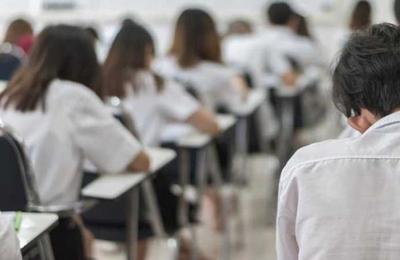 Colegios del Reino Unido advierten que los alumnos que tosan sobre otros serán suspendidos - SNT