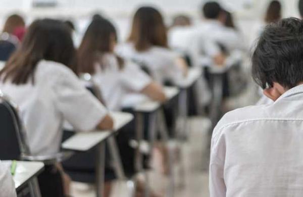 Colegios del Reino Unido advierten que los alumnos que tosan sobre otros serán suspendidos - SNT