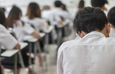 Colegios del Reino Unido advierten que los alumnos que tosan sobre otros serán suspendidos - C9N