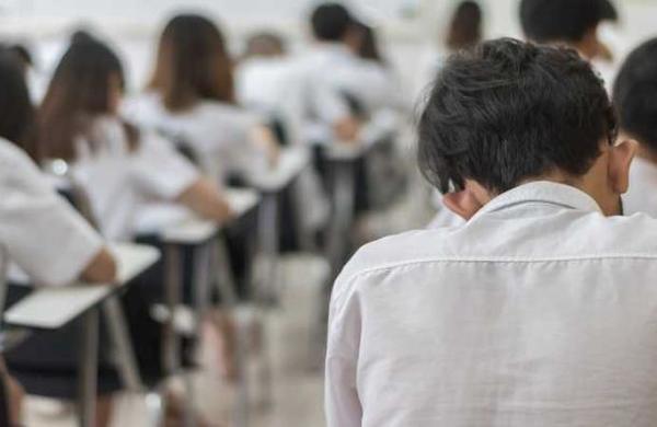 Colegios del Reino Unido advierten que los alumnos que tosan sobre otros serán suspendidos - C9N