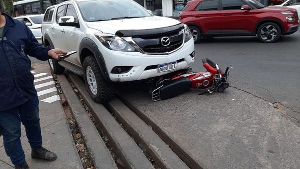 Conductor atropelló a dos motochorros tras ser testigo de un asalto - Nacionales - ABC Color