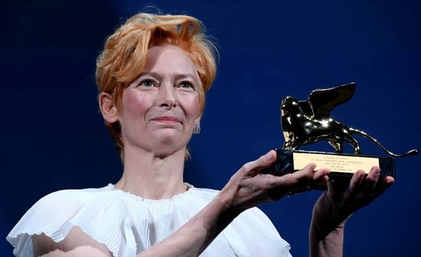 HOY / Tilda Swinton, "Leona de Oro" y "chica punk" en la Mostra de Venecia