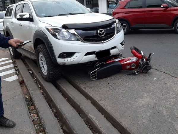 Conductor es testigo de asalto y luego decide atropellar a presuntos motochorros