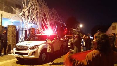 Ante investigaciones frenadas contra “Clan Lanzoni”, se manifiestan frente a vivienda del senador - Nacionales - ABC Color