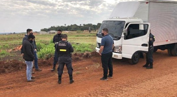 Crónica / Disfrazados de policías, malevos hicieron golpe