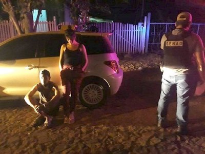 Crónica / Se paseaban en auto y ofrecían drogas por ahí