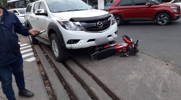 Ciudadano arrolla a dos motochorros que asaltaron a una mujer - Noticiero Paraguay