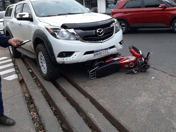 Justiciero anónimo vio asalto y atropelló a dos motochorros