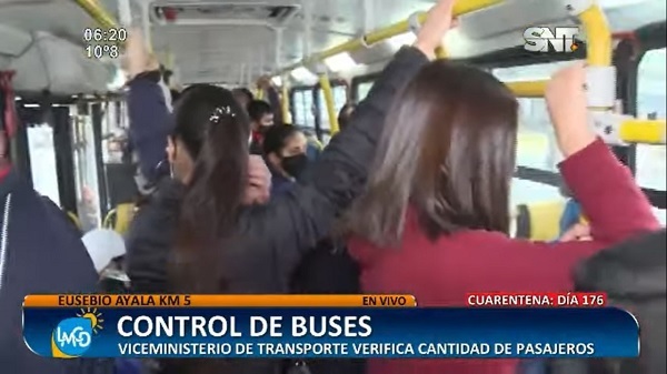 Pasajeros se resisten a bajar de buses durante controles