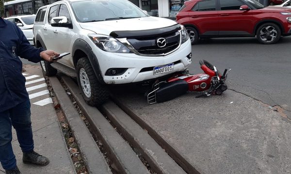 Conductor vio el robo y atropelló a los motoasaltantes