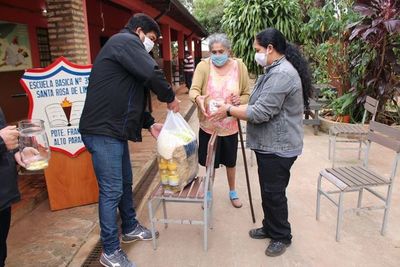 Entregan kits de alimentos para escolares en Pdte. Franco