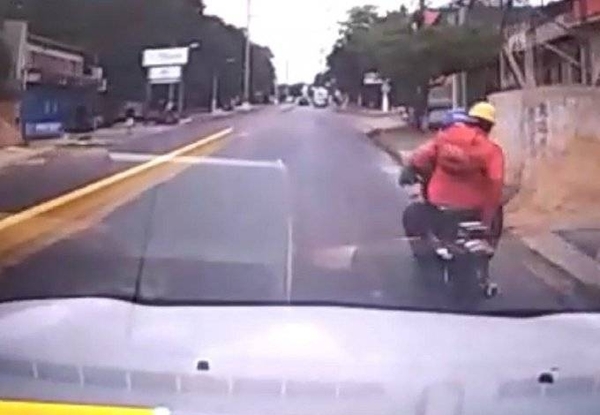 HOY / Motochorros dicen que iban a sus casas tras salir de obra: fueron imputados