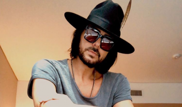 HOY / Beto Cuevas cambia el rock por la cumbia para dar fuerza a los ancianos