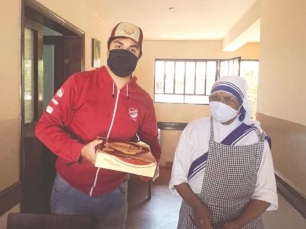 Más de 100 empanadas donaron a las monjitas