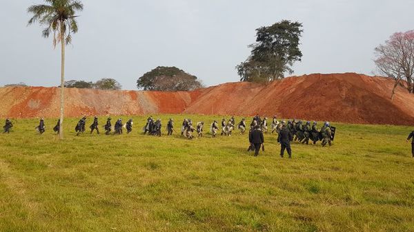 Enfrentamiento entre mineros de Paso Yobái - Nacionales - ABC Color