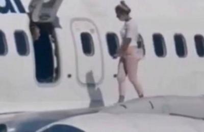 Mujer salió por la puerta de emergencia y caminó sobre el ala de un avión para 'tomar aire' - C9N