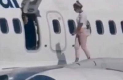 Mujer salió por la puerta de emergencia y caminó sobre el ala de un avión para 'tomar aire' - SNT