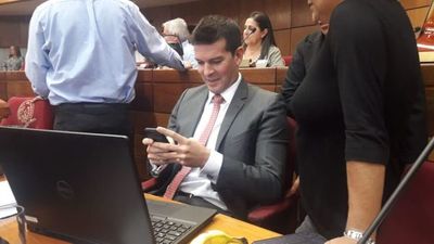 Pretender que un expresidente de la República maneja la Fiscalía, creo que es impropio, dice senador