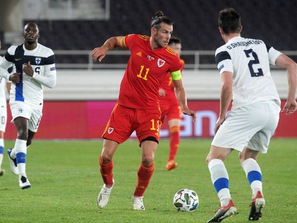 Bale aguanta el primer tiempo, Gales gana en el segundo