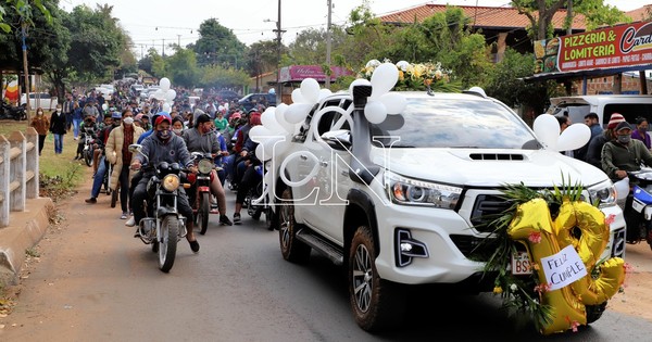 La Nación / Con caravana y globos blancos despiden a Giovani, joven asesinado en Itá