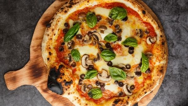 Raguza: pizzas artesanales estilo italiano (del horno a leña a tu casa)