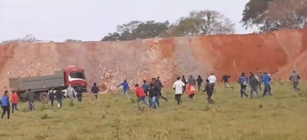 Nuevo conflicto en Paso Yobái por el oro: Coordinadora de mineros e intendente atropellaron en propiedad