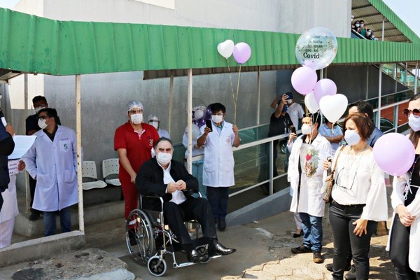Emotivo homenaje a médico recuperado de Covid en CDE •