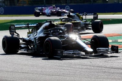 Mercedes extiende su dominio en el arranque del GP de Italia