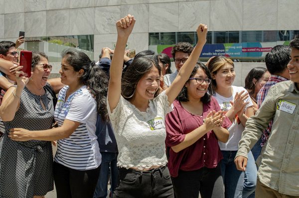 Becas, una opción para salvar a los peruanos ante la crisis educativa - MarketData
