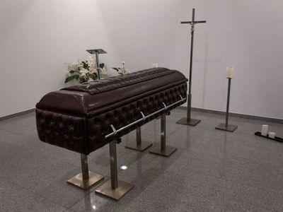Clausuran funeraria que "secuestró" un finado por falta de pago