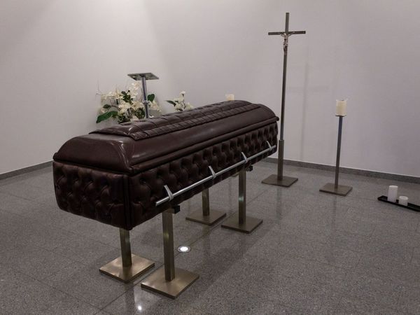 Clausuran funeraria que "secuestró" un finado por falta de pago