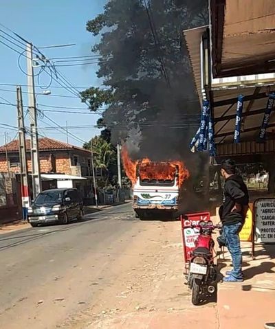 Bus interno ardió por completo en San Lorenzo - Nacionales - ABC Color