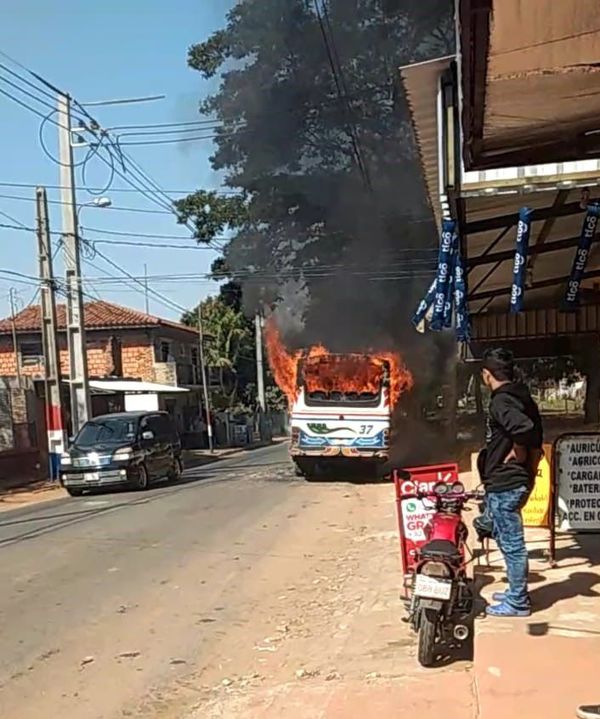 Bus interno ardió por completo en San Lorenzo - Nacionales - ABC Color