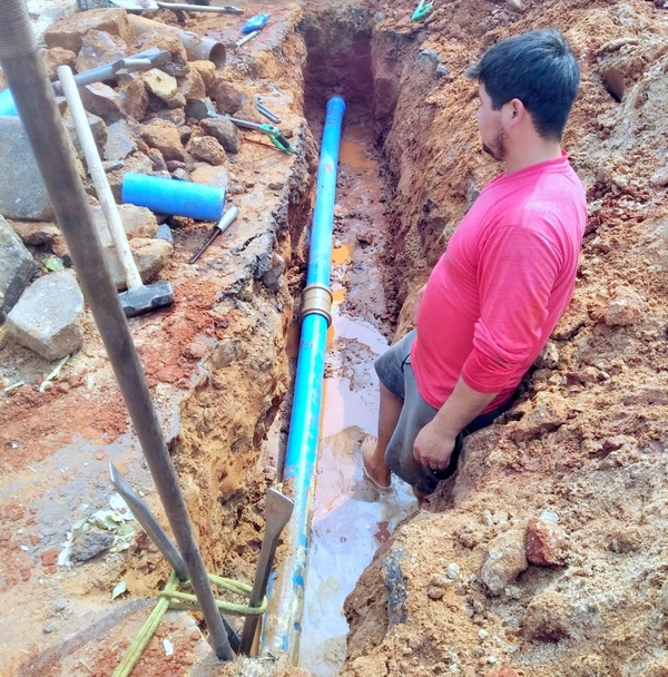 Essap cambia tuberías de agua potable en el barrio Santísima Trinidad